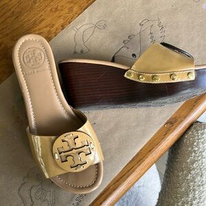 Tory Burch tan patent logo platform slip on sandal. Size 5   Excellent condition